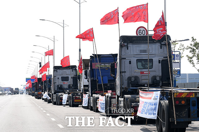 부산신항에서 비조합원들의 화물 차량에 쇠구슬을 날린 화물연대 조합원들이 경찰에 체포됐다./남용희 기자