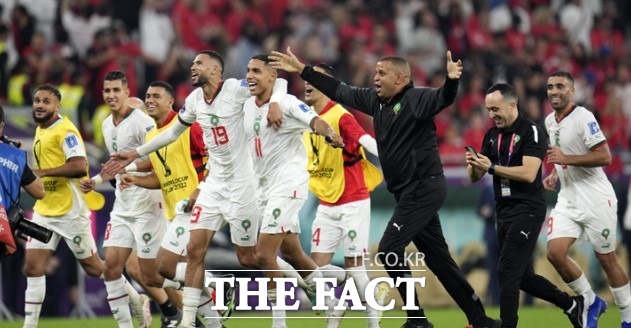 월드컵 개막 전만 하더라도 모로코는 벨기에와 크로아티아에 밀릴 것으로 점쳐졌지만 F조 1위를 기록하며 36년 만에 16강에 진출했다. 사진은 모로코 선수들이 캐나다전 승리 후 기뻐하고 있는 모습./도하(카타르)=신화.뉴시스