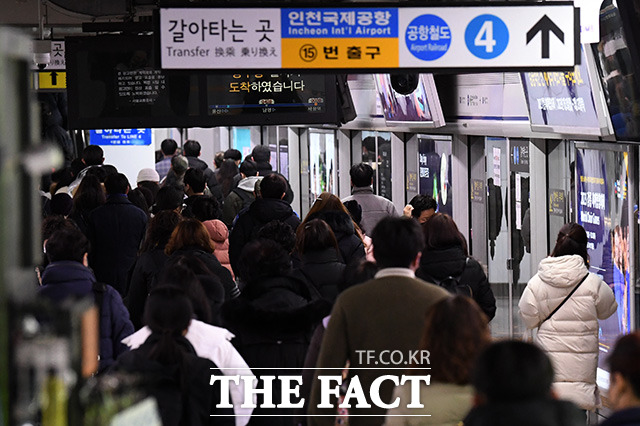 지하철 노조 파업 여파가 사라지기도 전에 전장연 시위까지 이어지면서 출퇴근 시간대 시민들의 불편이 커지고 있다. 지난달 30일 오전 서울역 지하철 1호선 승강장이 출근길 시민들로 붐비는 모습. /