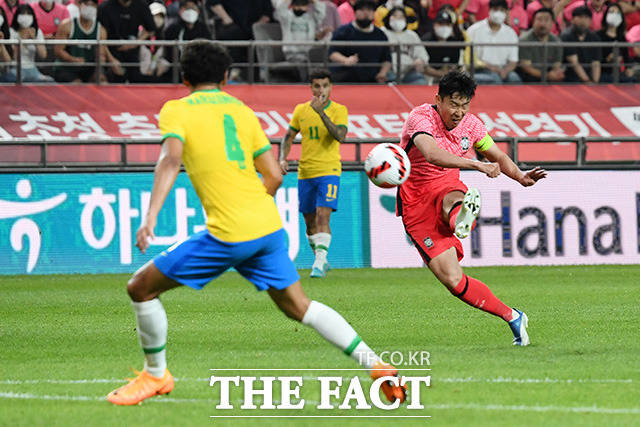 한국의 2022 카타르 월드컵 16강 상대인 브라질의 치치(61) 감독은 한국에 경계심을 드러내며 방심하지 않겠다는 뜻을 분명히 했다. 사진은 지난 6월 대한민국과 브라질의 평가전에서 손흥민이 슈팅을 시도하는 모습./남용희 기자