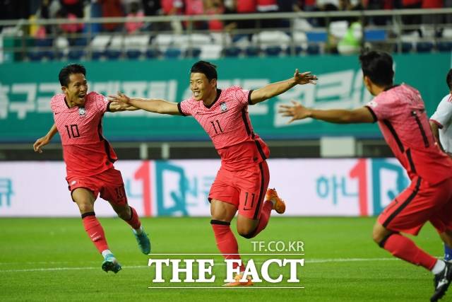 황희찬(가운데)이 역전골을 터뜨렸다. /더팩트 DB