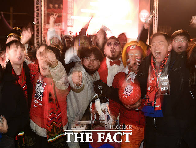 2022 카타르 월드컵 H조 조별리그 3차전 대한민국과 포르투갈의 경기가 열린 3일 서울 광화문광장에서 붉은악마 응원단과 시민들이 거리응원을 하고 있다. /이동률 기자