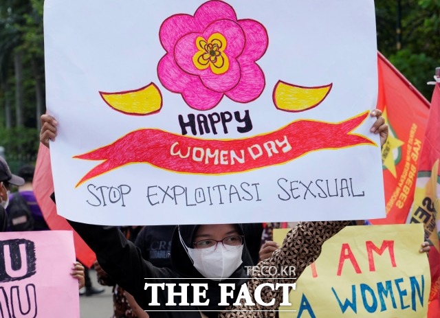 인도네시아가 혼외 성관계를 처벌하는 법안을 추진하고 있다. 이 법안은 인도네시아 국민뿐만 아니라 외국인에게도 적용된다. 사진은 인도네시아 자카르타에서 지난 3월 세계 여성의 날 당시 운동가들이 각종 손팻말을 들고 시위하고 있다. /AP=뉴시스