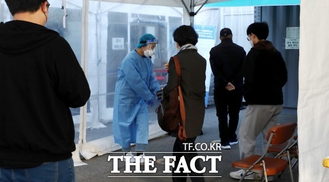 국내 코로나19 신규 확진자가 5만2861명 발생했다. 사진은 서울의 한 선별진료소에서 코로나 검사를 받으려는 시민들이 대기하고 있다./뉴시스