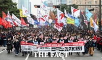  전국노동자대회서 행진하는 민주노총 [포토]