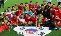  [월드컵 사진관] 12년 만의 16강 진출…붉은악마와 환호하는 축구대표팀