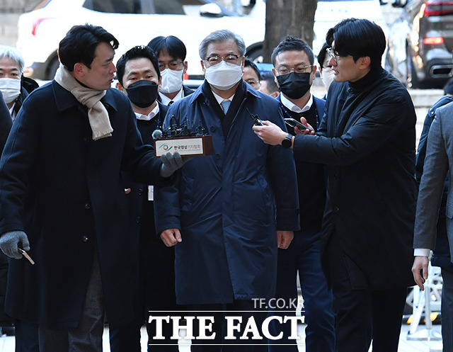 서훈 전 국가안보실장이 2일 오전 서울 서초구 서울중앙지방법원에서 열린 구속 전 피의자 심문(영장실질심사)을 받기 위해 출석하고 있다. /박헌우 인턴기자