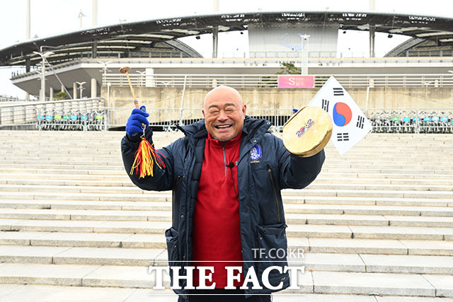 대표팀 응원을 독려한 김흥국이 월드컵경기장 앞에서 선수들을 응원하고 있다.