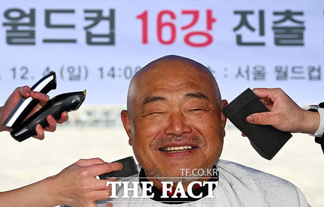 대표팀을 응원하며 삭발식 갖는 김흥국.