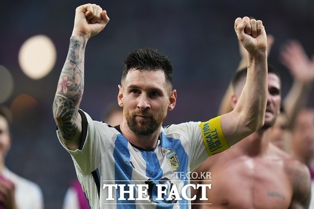 메시는 16강전 선제 결승골로 아르헨티나의 8강 진출을 이끌었다. 메시는 자신의 1000번째 경기이기도 한 이번 경기에서 월드컵 9골을 기록하며 우상인 마라도나의 월드컵 득점 기록을 넘어섰다./도하(카타르)=AP.뉴시스