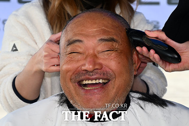 월드컵 가수 김흥국이 4일 오후 서울 마포구 서울월드컵경기장에서 축구 대표팀의 16강 진출을 기념하며 삭발식을 갖고 있다. /서울월드컵경기장=남윤호 기자