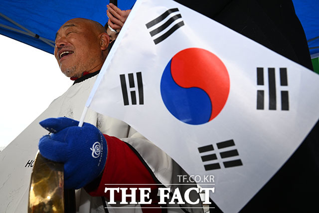 태극기 잡고 삭발 응워하는 김흥국.