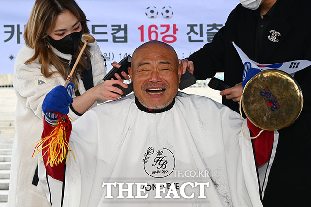 삭발 중에도 멈출 수 없는 축구 응원! 김흥국이 삭발 중 2002년 월드컵 당시 사용했던 꽹과리를 치는 모습.