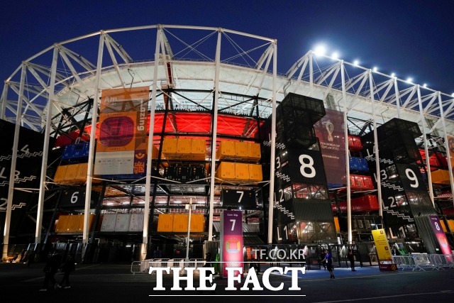 한국은 6일 오전 4시(한국시간) 카타르 도하의 974 스타디움에서 국제축구연맹(FIFA) 랭킹 1위 브라질과 2022 카타르 월드컵 16강전을 치른다. 사진은 카타르 도하의 974 스타디움;./도하(카타르)=AP. 뉴시스