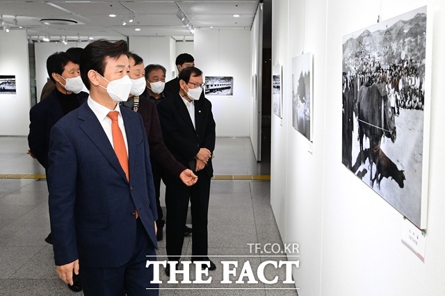 조규일 진주시장이 시청 2층 갤러리 진심 1949에서 열리고 있는 사진전을 찾아 옛 진주의 정취가 물씬 풍기는 작품들을 둘러보고 있다. /진주시 제공