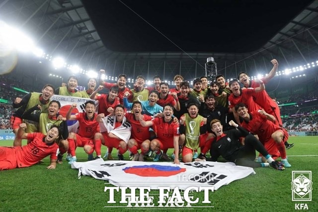 사상 두 번째 원정 월드컵 16강 진출의 쾌거를 이룩한 한국선수들이 3일 포르투갈과 H조 최종전을 마친 뒤 환호하고 있다./알 라이얀(카타르)=KFA 제공