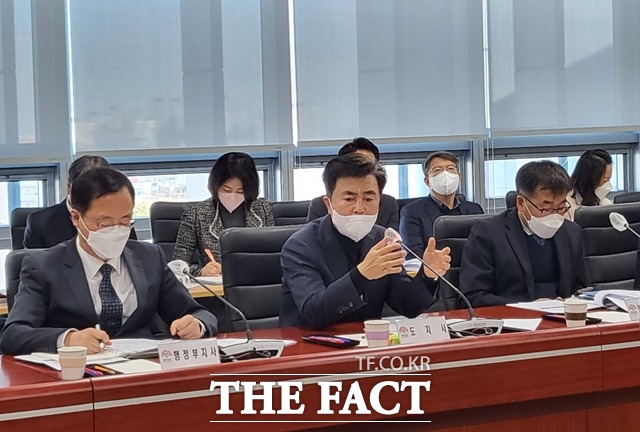 김태흠 충남지사가 5일 열린 실국원장 회의에서 실내마스크 의무화 해제와 관련 지시사항을 전달하고 있다. / 내포 = 김아영 기자