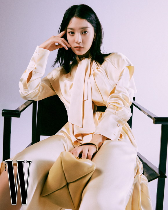 설인아가 패션 매거진 더블유코리아(W Korea) 12월호 화보를 촬영했다. /더블유코리아 제공