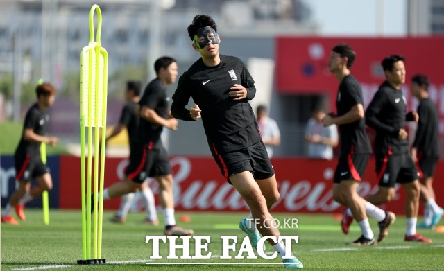사진은 손흥민이 4일(현지시간) 카타르 도하 알 에글라에 마련된 대한민국 축구대표팀 트레이닝센터에서 훈련을 하고 있다./도하 알 에글라(카타르)=뉴시스