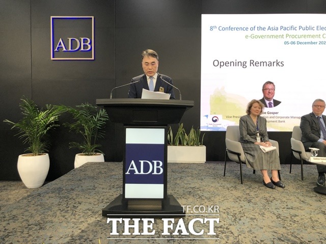 이종욱 조달청장이 5일 필리핀 마닐라에서 열린 제8차 아태 전자조달 네트워크 총회에서 기조연설을 하고 있다. / 조달청 제공