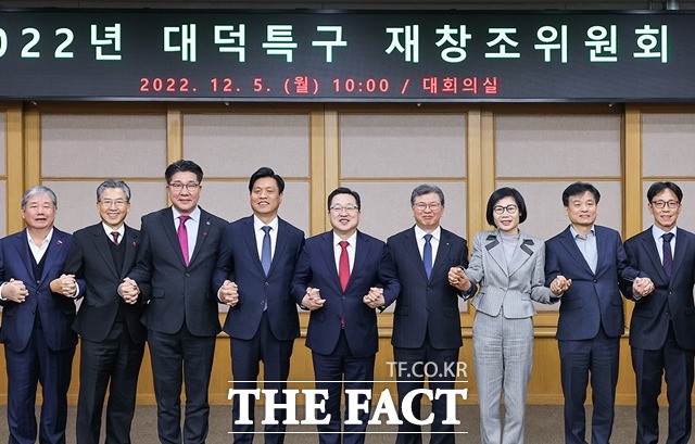 5일 대전시청 대회의실에서 이장우 대전시장(가운데)을 비롯해 ‘대덕특구 재창조위원회’ 위원들이 회의에 앞서 기념촬영하고 있다. / 대전시청 제공