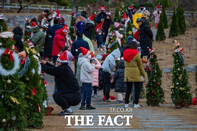 남해군 이순신순국공원 호국광장 잔디밭에서 2022그루 반려나무 심기 완료를 기념하는 점등행사가 열리고 있다./남해군 제공