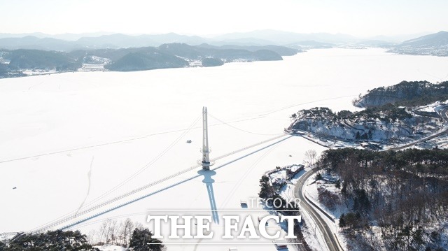 예당호 출렁다리가 내년 2월까지 오전 9시∼오후 8시까지 운영한다. 사진은 예당호 출렁다리 설경. / 예산군 제공