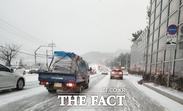 제설작업이 안된 탓에 차량들이 거북이 운행을 하고 있다. /청주=이주현 기자