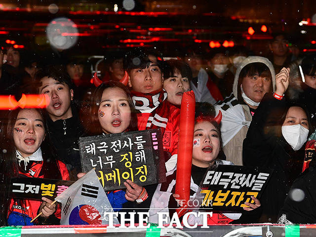 2022 카타르 월드컵 16강전 대한민국과 브라질의 경기가 열린 6일 오전 서울 광화문광장에서 붉은악마 응원단과 시민들이 거리응원을 하고 있다. /이동률 기자