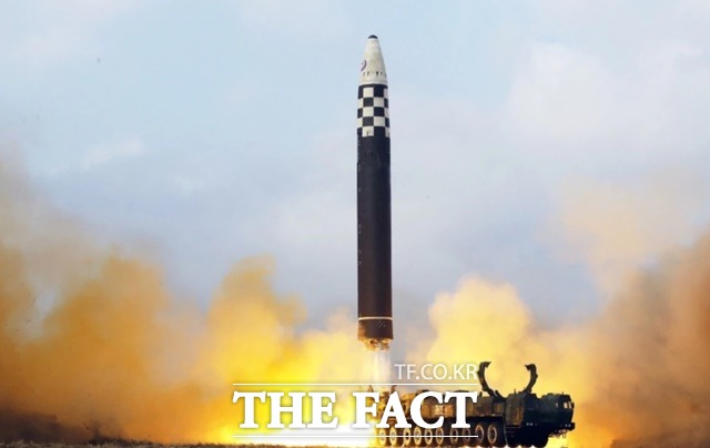 북한의 대륙간탄도미사일(,ICBM) 화성-17형이 화염을 뿜으며 발사되고 있다. /조선중앙통신