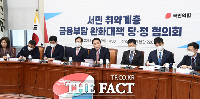 성일종(가운데) 국민의힘 정책위의장이 6일 서울 여의도 국회에서 열린 서민 취약계층 금융부담 완화대책 당정협의회에 참석해 발언하고 있다. /국회=이새롬 기자