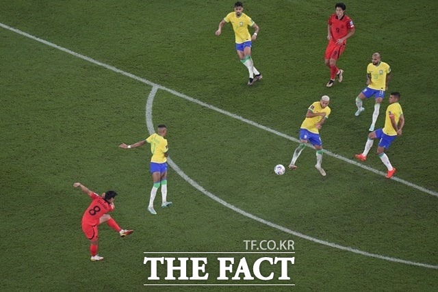 한국의 백승호가 6일 카타르 도하의 974 스타디움에서 열린 브라질과 2022 카타르 월드컵 조별리그 16강전에서 후반 31분 왼발 중거리슛을 성공시키고 있다. /도하(카타르)=AP.뉴시스