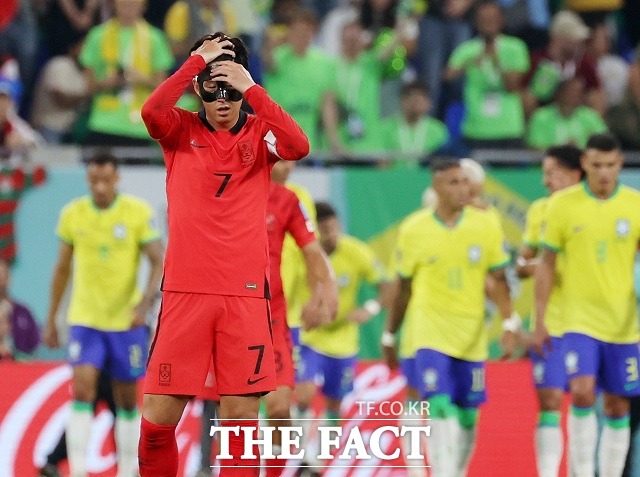 한국은 피파랭킹 1위 브라질을 만나 고군분투 했지만 1-4로 완패하며 월드컵 여정을 마쳤다. 아쉬워하는 손흥민. /도하(카타르)=뉴시스