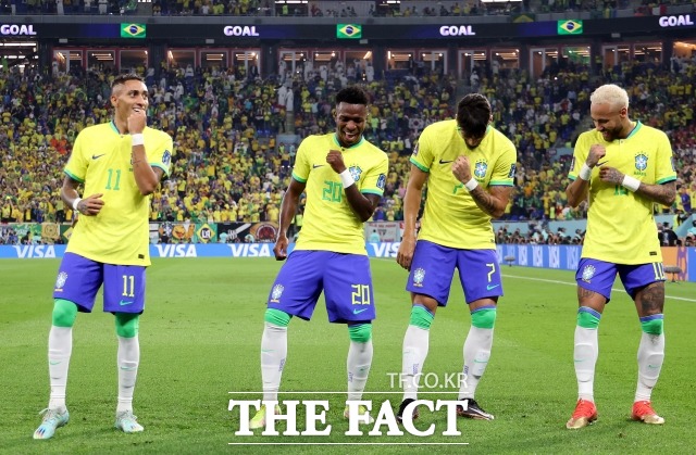 브라질 선수들이 한국과 2022 국제축구연맹(FIFA) 카타르 월드컵 16강전에서 득점할 때마다 선보인 춤 세리머니에 대한 비판이 나오고 있다. 사진은 6일(한국시간) 한국과 2022 카타르 월드컵 16강전에서 브라질 비니시우스 주니오르가 선취골을 넣고 동료들과 세리머니하고 있다./도하(카타르)=뉴시스