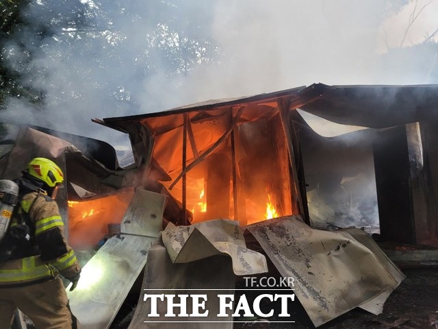 지난 5일 서귀포시 소재 조립식 기도원 건축물에서 화재가 발생하며, 1명이 숨지고 2명이 화상을 입었다./서귀포소방서 제공.
