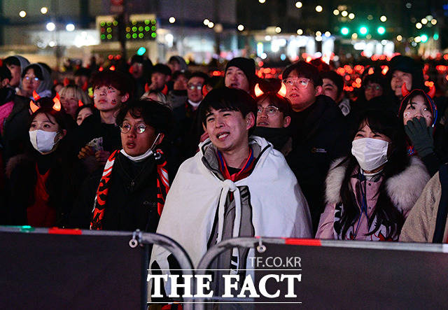 2022 카타르 월드컵 16강전 대한민국과 브라질의 경기가 열린 6일 오전 서울 광화문광장에서 붉은악마 응원단과 시민들이 대한민국의 실점에 아쉬워하고 있다. /이동률 기자