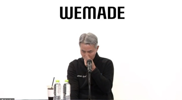 장현국 위메이드 대표가 지난달 25일 진행된 위믹스 상장 폐지 관련 긴급 기자간담회에서 눈물을 흘리고 있다. /뉴시스