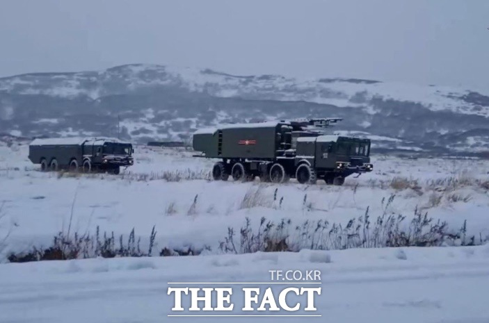 일본과 러시아 캄차카반도 사이에 있는 쿠릴 열도 중 파라마시르 섬에 배치된 러시아의 해안 방어 미사일 체계를 탑재한 차량들이 기동하고 있다./러시아 국방부