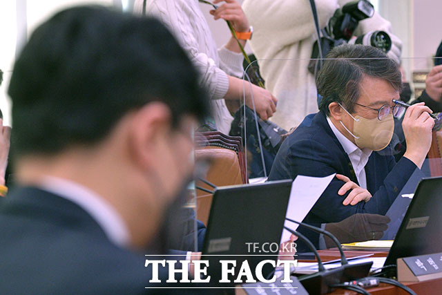 회의 중 생각에 잠겨있는 김의겸 의원(오른쪽).