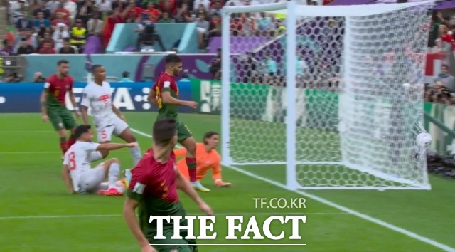 6일 스위스와 16강전서 후반 6분 자신의 두 번째 골을 뽑아내는 포르투갈 곤살루 하무스(가운데). /FIFA 공식 홈페이지 갈무리