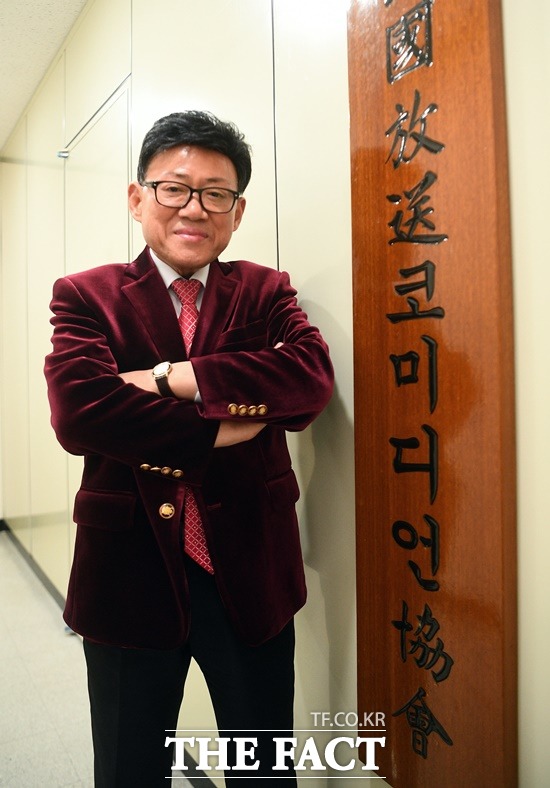 엄영수의 역할은 독보적이다. 엄영수는 KBS MBC SBS TVN 코미디언연합회장(1999~2010)을 거쳐 2010년부터 한국방송코디디언협회를 12년째 이끌고 있다. /이동률 기자