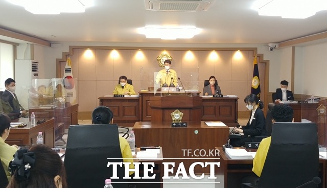 7일 대덕구의회 본회의장에서 열린 제266회 정례회 제2차 본회의에서 상정된 안건이 원안대로 통과됐다며 의사봉을 두드리고 있다. / 대전=라안일 기자