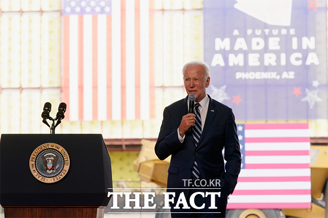 조 바이든 미국 대통령이 6일(현지시간) 애리조나주 피닉스에 있는 대만 반도체 제조회사 TSMC 공장 건설 현장을 둘러본 후 발언을 하고 있다. /피닉스=AP.뉴시스