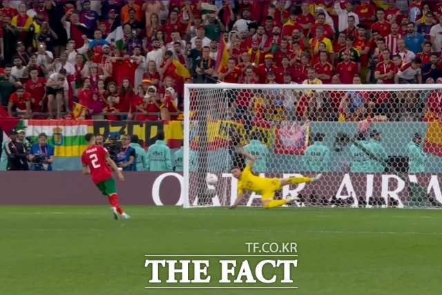 모로코가 6일 2022 FIFA 카타르 월드컵 16강전에서 스페인을 승부차기 끝에 제압하고 8강에 올랐다. 사진은 모로코 네 번째 키커로 나선 아치라프 하키미의 골 장면. /FIFA 공식 홈페이지 갈무리