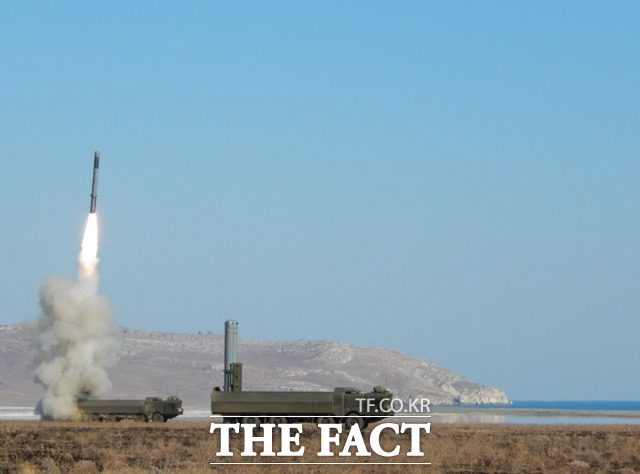 오닉스 미사일이 바스티온 해안방어체계 발사차량의 수직발사관에서 화염을 뿜으며 발사되고 있다. /로소보로넥스포르트
