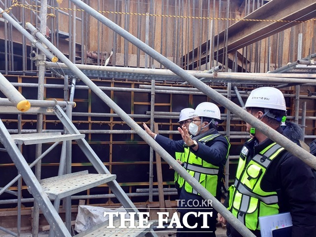 이병호 한국농어촌공사 사장이 경남 장암지구 배수개선사업 현장을 찾아 안전점검을 하고 있다. / 농어촌공사 제공