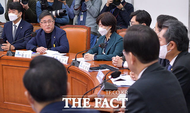 김성환 더불어민주당 정책위의장(왼쪽 두 번째)이 이재명 대표의 예산 관련 질의에 답변하고 있다.