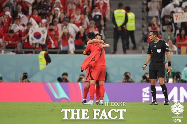 한국의 16강 진출을 이끈 황희찬과 손흥민(앞)이 3일 포르투갈과 2022 카타르 월드컵 H조 최종전에서 후반 추가시간에 2-1 역전골을 합작한 뒤 감격의 포옹을 나누고 있다.국내팬들은 이 장면을 가장 기억에 남는 순간으로 꼽았다./알 라이얀(카타르)=KFA 제공