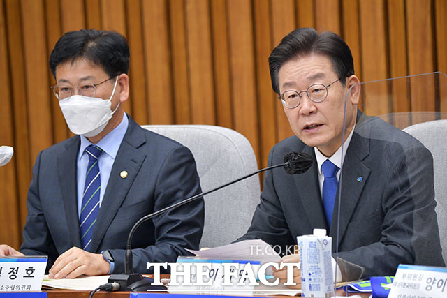 축사하는 이재명 대표. 왼쪽은 김정호 탄소중립위원장.