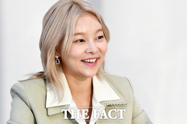 모델 겸 방송인 송해나가 2일 서울 마포구 더팩트 사옥에서 인터뷰를 하고 있다. /남용희 기자